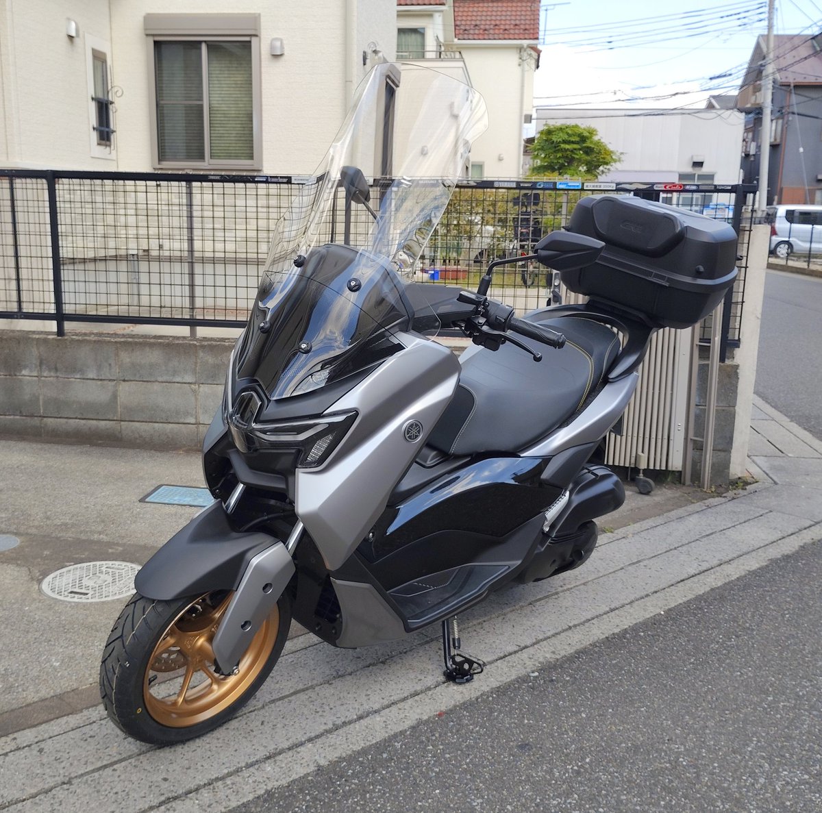 gupimoto's tweet photo. 本日(2026年4月11日)、通算25台目となるヤマハ NMAX155が納車された。バイク受け取り後に速攻で自宅に戻り、オヤジ仕様にモディファイした。
#NMAX155 #バイクが好きだ https://t.co/QCTCFHu7zo