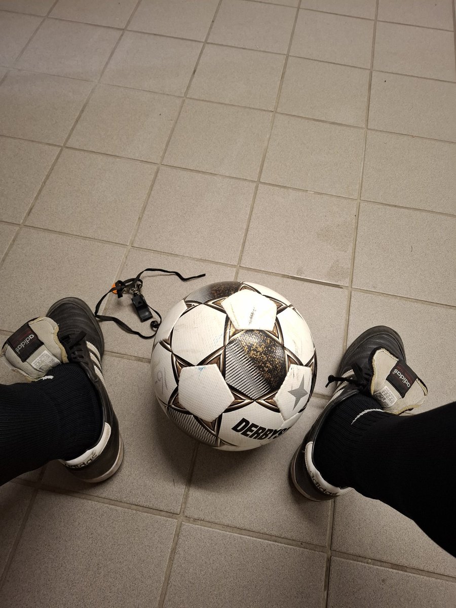 Riemenserik's tweet photo. Hedenochtend dienstdoende arbiter bij @BeQuick28 JO16-1 - @VVDOSK JO16-1. #scheidsrechter #zaterdag #doemee #knvb https://t.co/XcpSlqBpzB