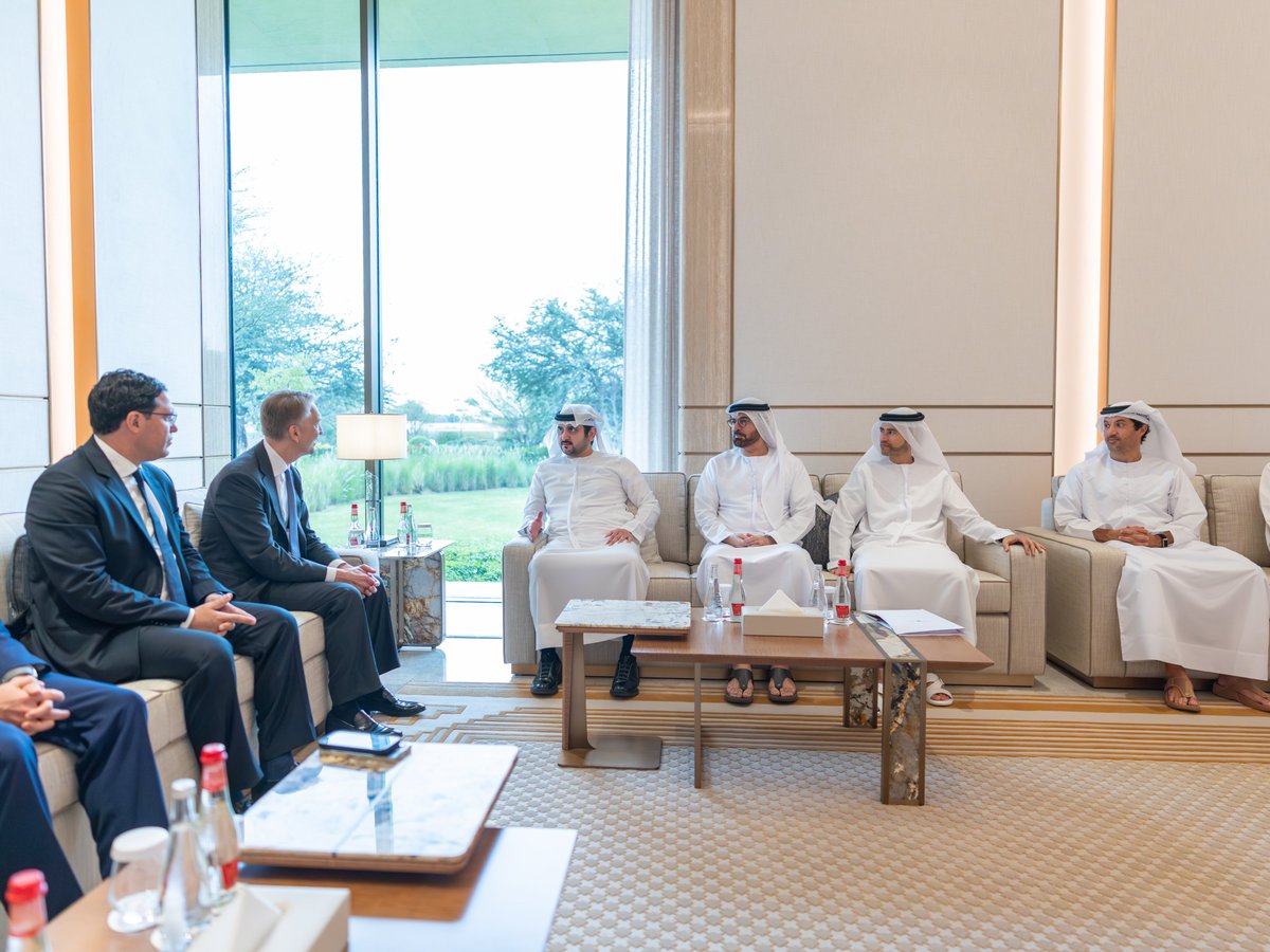 Emirates_News's tweet image. HH Sheikh Maktoum bin Mohammed bin Rashid Al Maktoum meets with Bruce Flatt, CEO of Brookfield Corporation, a leading global asset and alternative investment management company to explore opportunities for cooperation and Dubai’s sustainable growth.

#EmiratesNews #DubaiOneTv