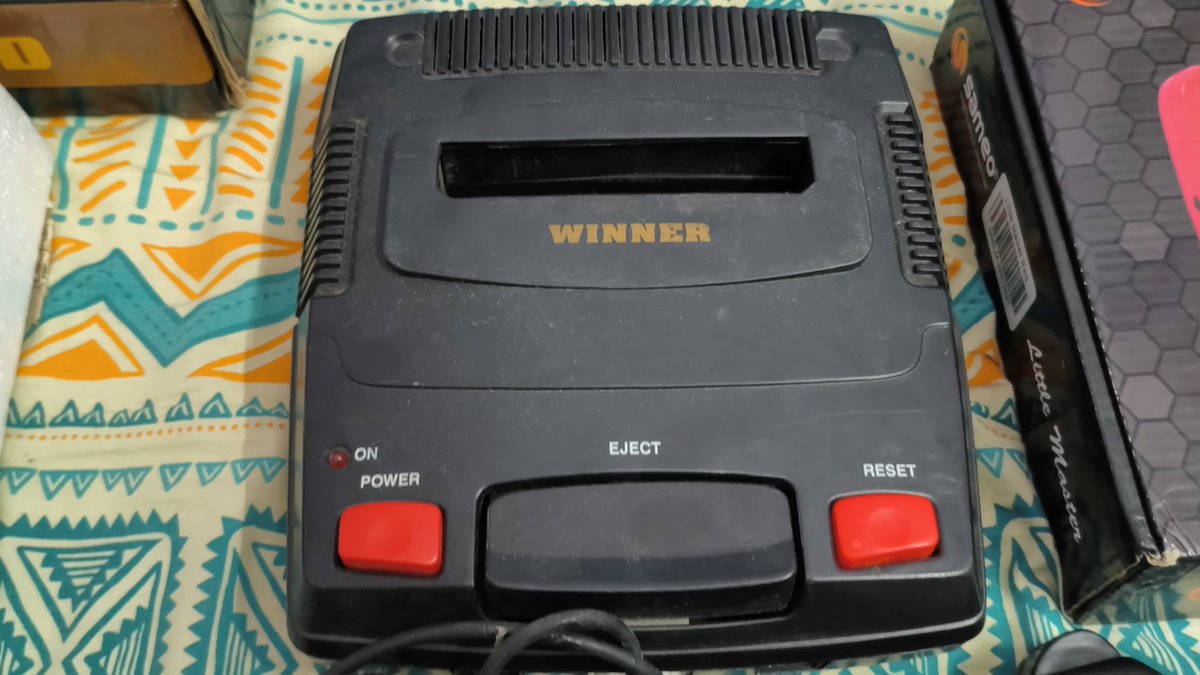 401_db's tweet image. Updated item at Unauthorizon.
*Added better images. Thanks: @AlfaroOrueta

Brand: unknown 
Name: WINNER 
Model: unknown
Region: unknown

#Famicom/#NES based console, released by unknown supplier.

unauthorizon.org/record/recUXIs…

#famiclone #bootlegconsole #retrogame