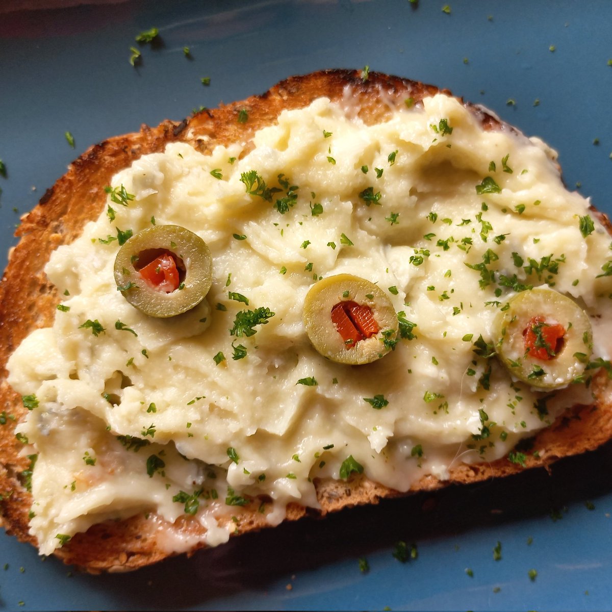 Poesjen1973's tweet photo. #luns Geroosterd brood met gorgonzolaragout. Puur goud, niet zelf bedacht maar afgelopen donderdag gemaakt en eet er nu nog van. Heerlijk. https://t.co/EMrMZyLnll