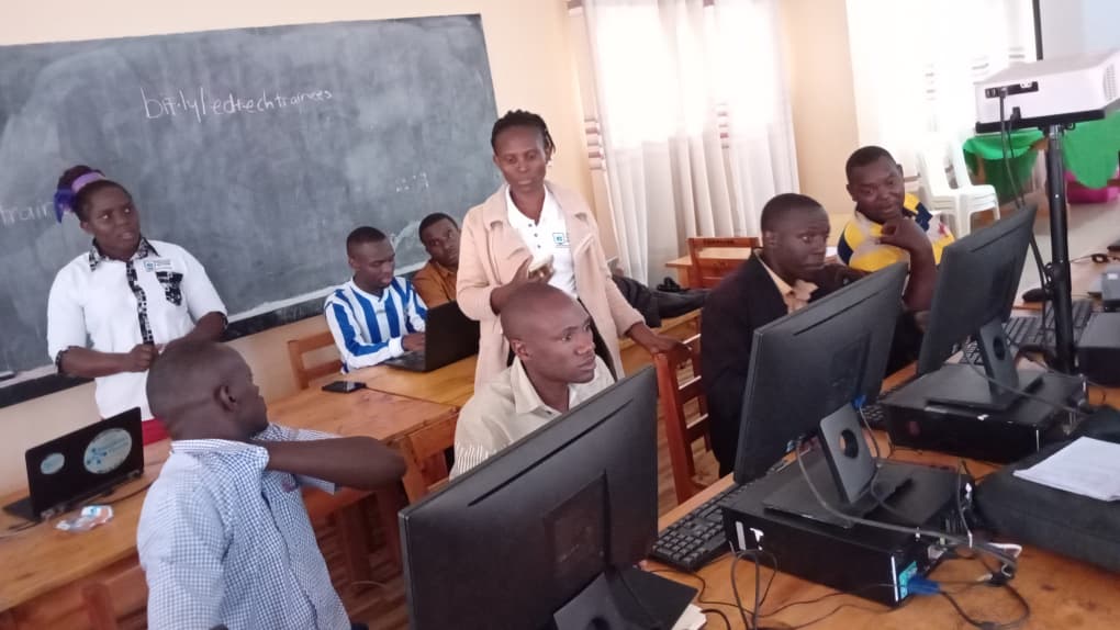 EduTechTrsNet's tweet image. At the worskshop participants  are having a hands-on exploration of online and offline digital libraries. 

They are also learning how to locate quality teaching materials, research content &amp;amp; multimedia learning resources to support classroom instruction.

#EduTech
#1ClickAtaTime