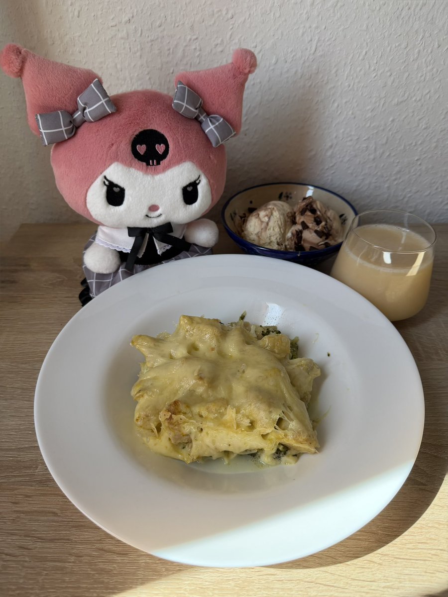 FRD490's tweet image. Lunch
Today☺️😊✌️
Turkey and broccoli casserole with cheese, banana ice cream and banana juice
Kuromi is hungry 😋🤤🥦🍌🦃🍨
#lunch #kuromi #cookingFRD
