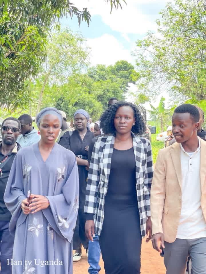 kfdmedia3's tweet photo. 🚨 BREAKING: LEADERS, FAMILY & MOURNERS GATHER AS EDITH KATENDE MUFUMBIRO BURIAL CONTINUES IN LUUKA 🇺🇬🕊️
Leaders, family, friends & mourners have gathered in Busiro Village for her final send-off as emotional scenes continue.
#uganda #funeralupdate #restinpeace #kfdmedianews https://t.co/pFJzxbLzAT