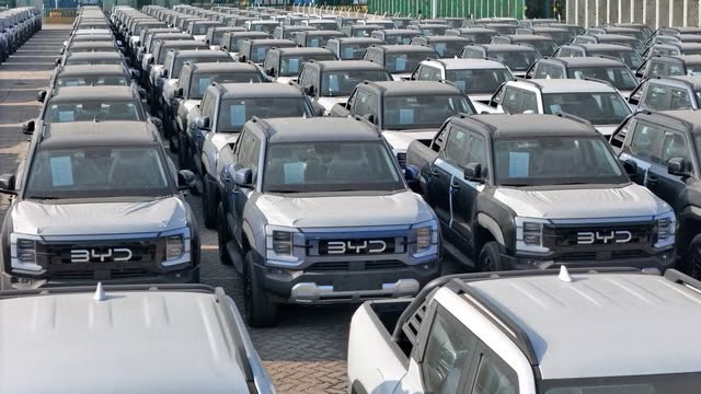 CarsClubSA's tweet photo. في حين تسعى صناعة السيارات الأمريكية جاهدةً لإبعاد شركات صناعة السيارات الصينية عن صالات العرض الأمريكية، يبدو أن كندا ترحب بها. وفقاً لتقرير صادر عن بلومبرغ، ستفتتح شركة BYD الصينية لصناعة السيارات 20 فرعاً في كندا هذا العام. https://t.co/8UzoP4xKYu