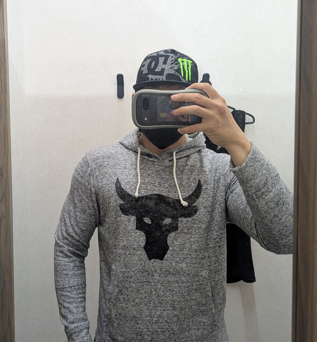 dokechibodymake's tweet photo. こん馬んヤー🐴
パワー🔥🔥
本日は午後からジムINして胸トレでした💪🔥
2時間追い込んできたぜ😤🔥
RedBullの新フレーバー(さくらんぼ)と共に🥹🍒
本格的に春到来で薄手のTHEROCKパーカーも活躍の季節🥹✨
#筋トレ
#THEROCK
#THEROCKPROJECT
#ザロックプロジェクト
#ザロックパーカー https://t.co/2g6oChKHsP