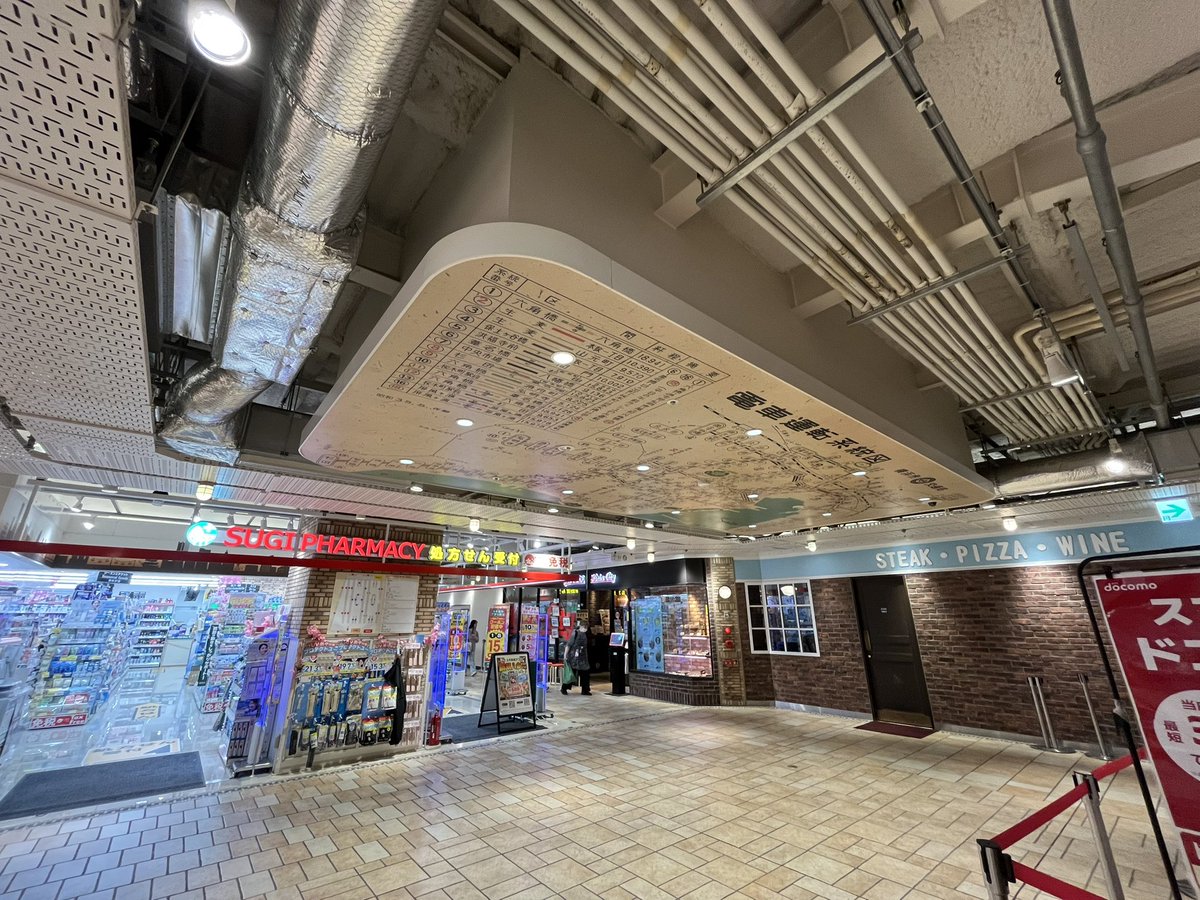 天井に最盛期の横浜市電の路線図があるCIAL桜木町内にある市電マップ