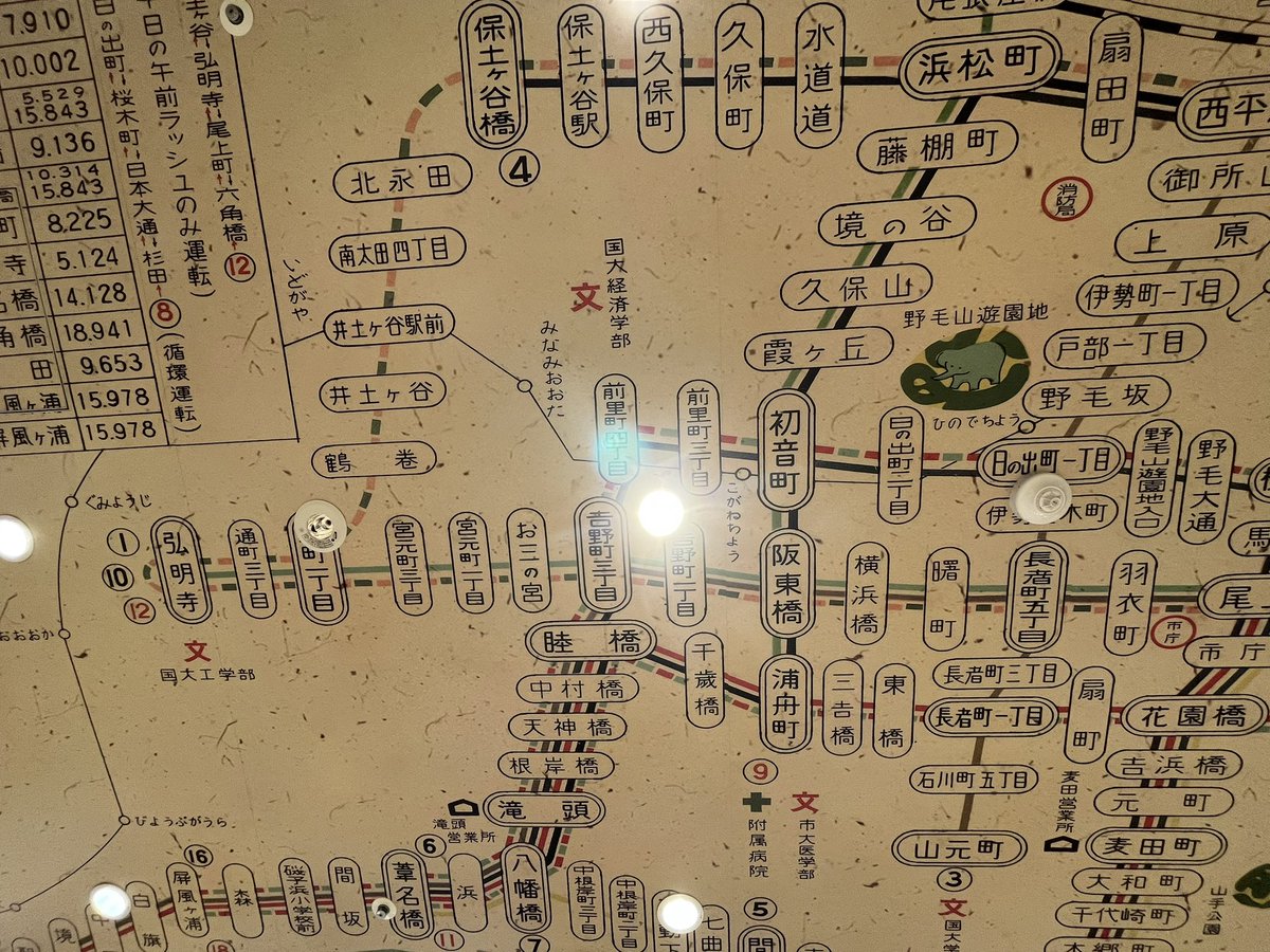 天井に最盛期の横浜市電の路線図があるCIAL桜木町内にある市電マップ