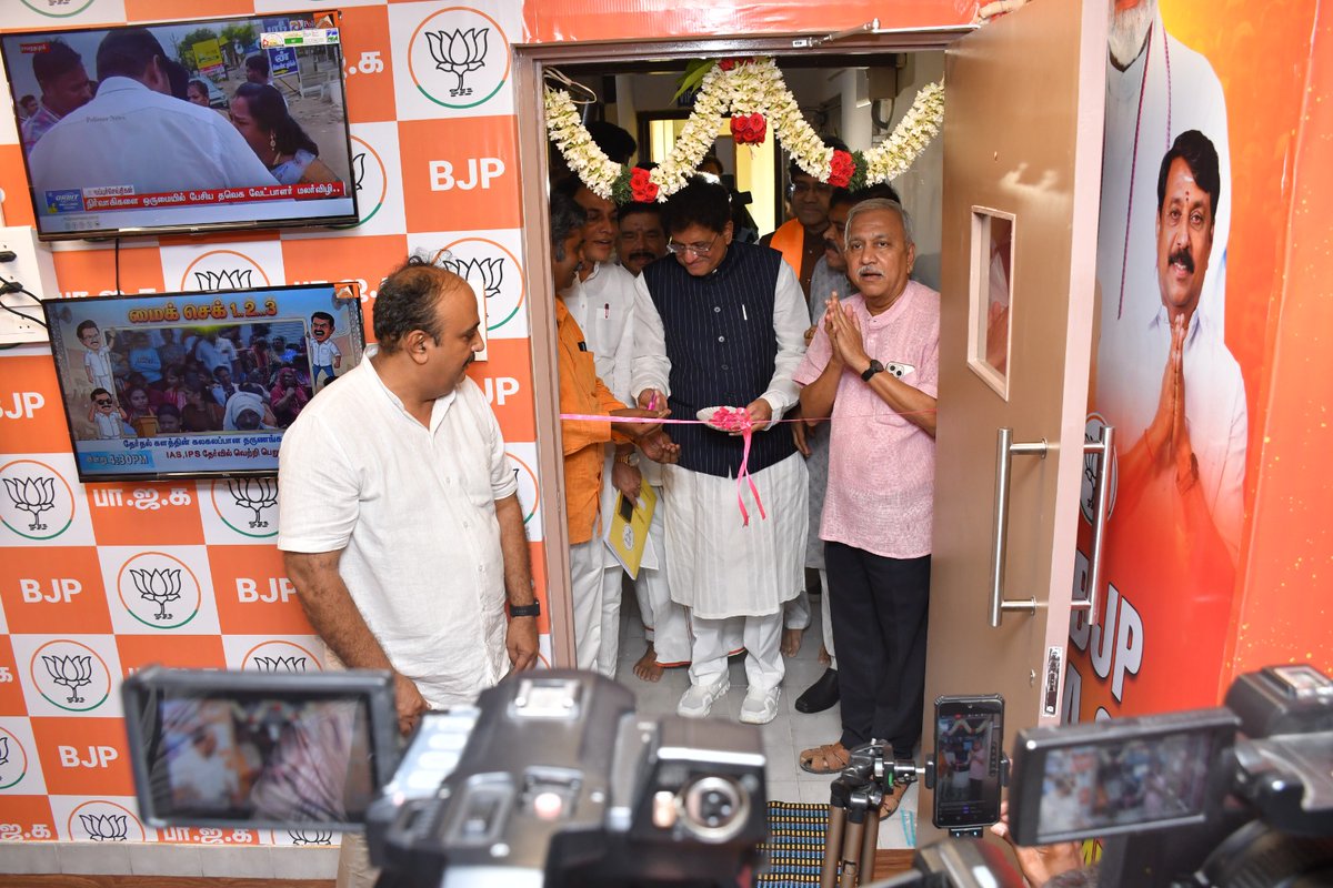 manojraoyadavin's tweet photo. Today, Tamilnaadu Election In-charge and Union Minister Piyush Goyal inaugurated the Tamil Nadu Election Media Office at the Tamil Nadu State Office, Tamil Nadu
The NDA alliance is set to form a full majority government in Tamil Nadu.
#TamilNaaduElection
#Electionduty
@PiyushGoyal
@BJP4TamilNadu
@blsanthosh
@anil_baluni
@BJPCentralMedia