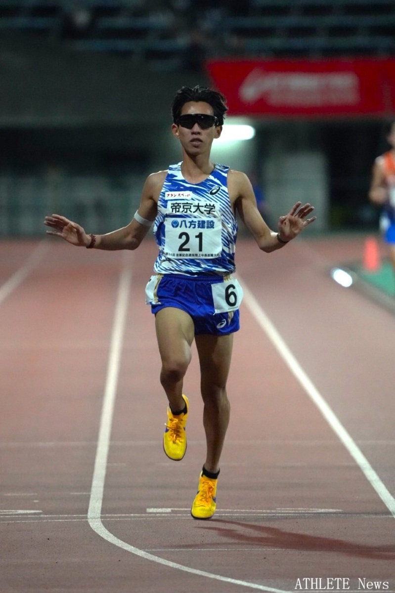 ATHLETE__news's tweet photo. 第34回金栗記念選抜陸上中長距離大会 
グランプリ男子10000m決勝
優勝　楠岡由浩（帝京大）28:17.66
２位　服部弾馬（NTT西日本）28:44.24
３位　小林　歩（SUBARU）28:49.30
#金栗記念 #日本グランプリシリーズ https://t.co/EV2Txau7vV