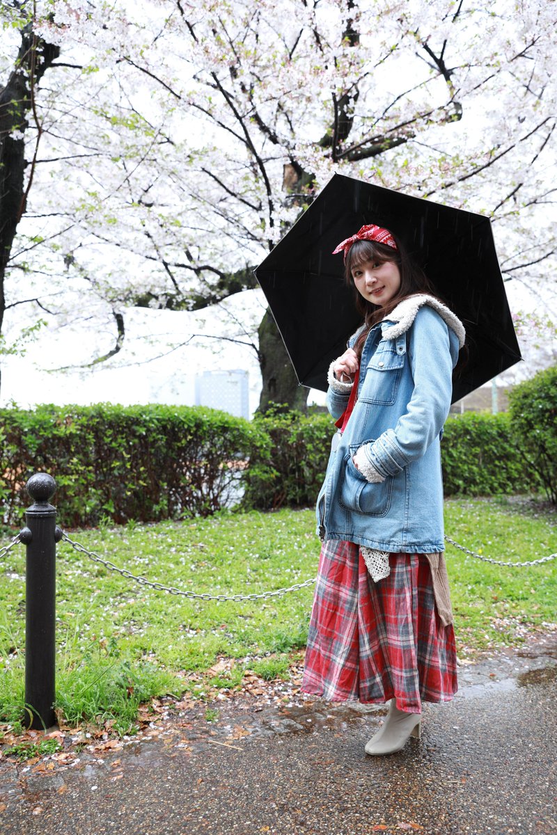 sarassiee87's tweet image. 【雨の日も】
桜が散っても、貴方がいるだけで幸せを感じられる。
優しい眼差しと、柔らかな空気で包み込んでくれる。
こんなボクにも元気と明日への活力を与えてくれる。

これって、幸せな人生ってことでいいよね😌😊😍
モデル：古野あきほ[@akihofuruno]さん
#女優撮影会
#あきぽん写真館 #MK3