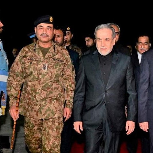 WahlaWar's tweet photo. اہلِ علم و نظر سے سوال 👇

ایرانی وفد جنگی لباس میں 🇮🇷

امریکی وفد سادہ لباس میں 🇺🇸

طاقت کا پیغام یا سفارتکاری؟ 🤔

کیا یہ صرف لباس کا فرق ہے یا ایک گہرا سفارتی پیغام؟ 🤔

#Iran #USA #IslamabadTalks #pakistan #AJWNetwork https://t.co/nY5Xaz3paf