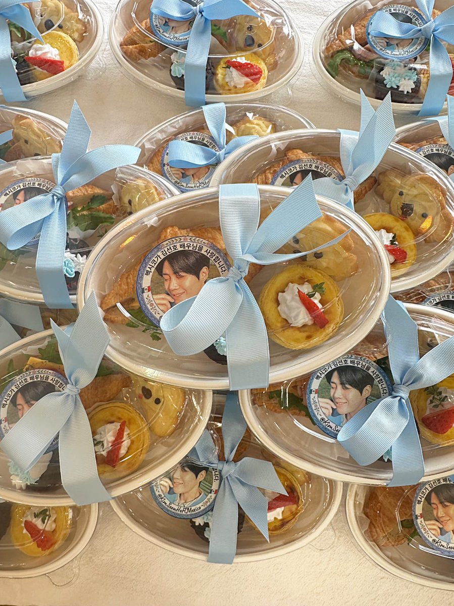 kimseonhomexico's tweet photo. Mexico in Seoul 🇲🇽 
A dream built with love… delivered for Kim Seon-Ho’s Fan Meeting. ✨

200 snack kits 🍱 for the staff
A premium set for #KimSeonHo 💙

Thanks to @seonho_kim_diary 🫶🏻 for your guidance throughout this journey. 🙏🏻 @KIMSEONHO_offcl

#김선호 #KimSeonHoFCMexico https://t.co/uuUA7Vm6hB
