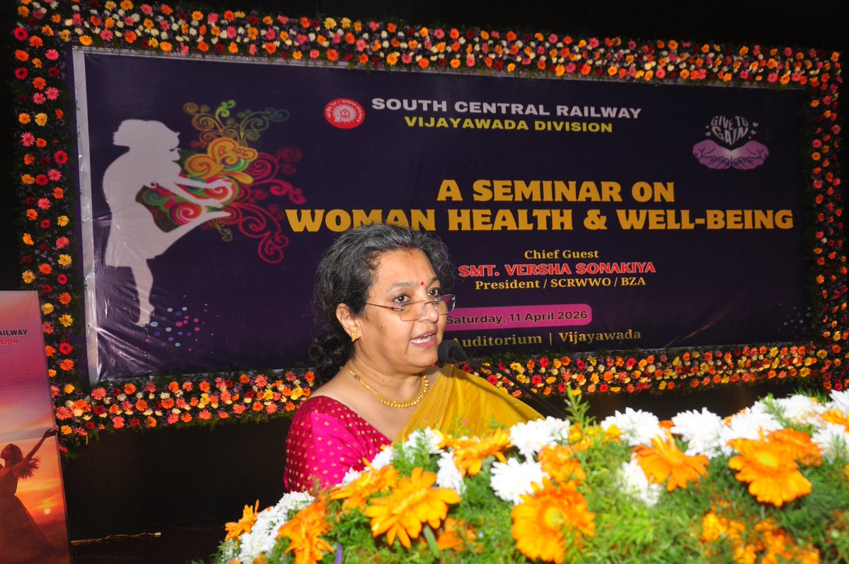drmvijayawada's tweet image. Smt. Versha Sonakiya, President, SCRWWO, highlighted that mental well-being is not a choice but a necessity, urging participants to prioritise themselves. 

#SCRWWO #MentalHealthAwareness #WomenEmpowerment #Vijayawada #SelfCare #MentalWellbeing #WomenAtWork #IndianRailways #SCR