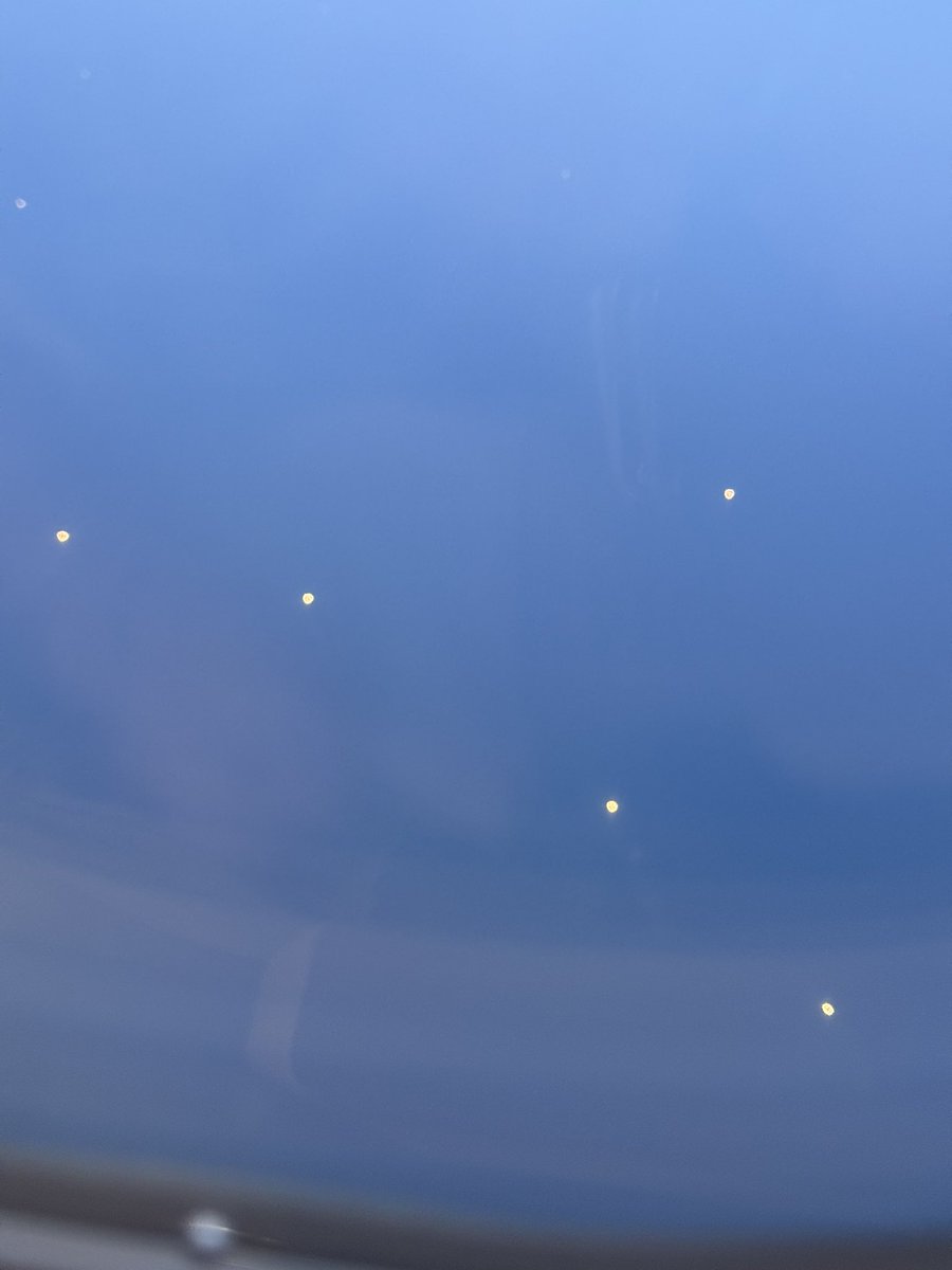 Летела вечерним рейсом Чеджу-Пусан и в иллюминаторе увидела, как огромное множество рыбацких лодок плывут по океану с включенными лампами. Это было так завораживающее, будто бы я смотрю на звезды сверху вниз