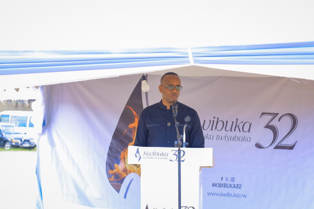 Mamaurwagasabo1's tweet photo. Umuyobozi w’Akarere ka Bugesera, Mutabazi Richard yavuze ko kimwe mu bigaragaza ubukana n’ingaruka za Jenoside yakorewe Abatutsi mu 1994, harimo kuba nyuma y’imyaka 32 ishize ihagaritswe, hari imibiri y’abishwe itaraboneka.

#Kwibuka32 #MamaUrwagasaboTV https://t.co/jN4XsVQ3XE