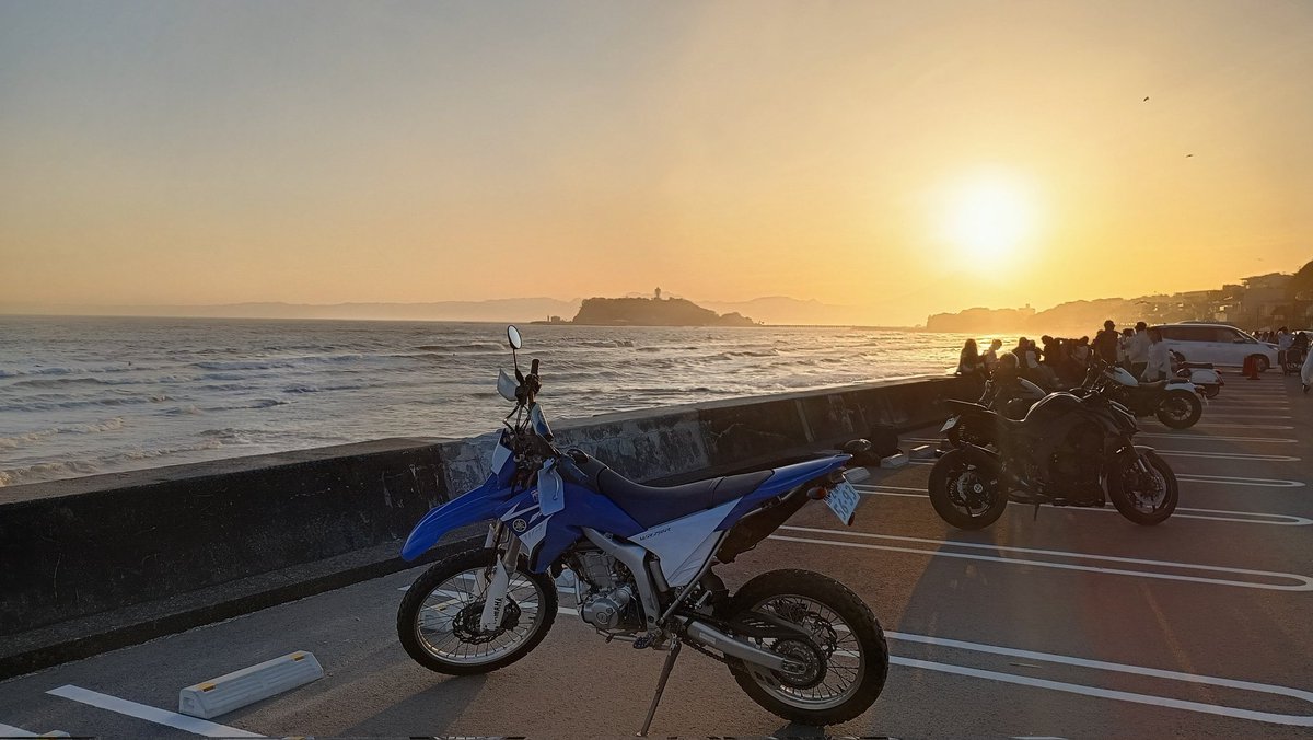 juninsau's tweet photo. 七里ガ浜
夕日に富士山のシルエットが美しい
#WR250r
#YAMAHAが美しい
#七里ガ浜 https://t.co/U2diPgqoP6