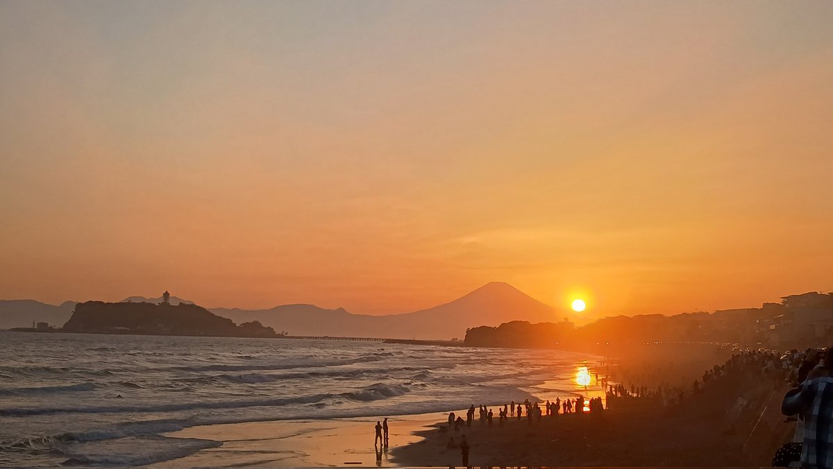 juninsau's tweet photo. 七里ガ浜
夕日に富士山のシルエットが美しい
#WR250r
#YAMAHAが美しい
#七里ガ浜 https://t.co/U2diPgqoP6