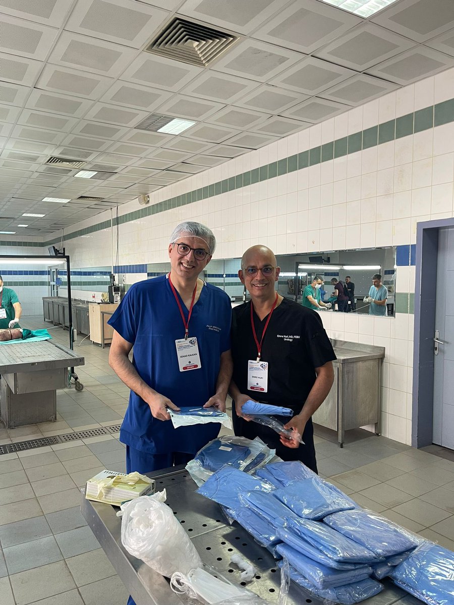 EmreHuri_MD's tweet photo. Anatomi doktora eğitimimle birlikte başlayan bu yolculukta, 16 yıldır ürolojide kadavra modeli üzerinden birçok cerrahi eğitim organize ettik. Bu süreçte eğitici olarak yer aldım; onlarca makale ve bildiri hazırladık, yaklaşık 200 organizasyonda aktif görev aldım.

Şunu çok net görüyorum: Cerrahiyi öğrenmek isteyen, özellikle genç meslektaşlarım; önce “cerrahi anatomi”yi derinlemesine anlamak, ardından cerrahi teknikleri adım adım görmek, uygulamak ve bizzat deneyimlemek istiyor. Bu kursların her dakikası bilgi ve beceriyi artırmaya odaklı olduğu için, çoğu zaman birçok kongreden daha fazla ilgi görüyor.

Bugün de IURES FuncURO ve IURES Andro özel ilgi grupları olarak Akdeniz Üniversitesi Anatomi Laboratuvarı’nda gerçekleştirdiğimiz kursumuzda, 15 farklı şehirden 30 katılımcıyı ağırladık. Büyük bir dikkat ve motivasyonla dinlediler; yorulmadan, sıkılmadan diseksiyon yaptılar. Bu kez onlar uyguladı, biz mentorluk yaptık. Herkes o diseksiyonu kendi elleriyle hissetti.

IURES çatısı altında “Kadavra Modelinde Ürolojik Cerrahi Okulu” projemizi de çok yakında hayata geçiriyoruz.

Takipte kalın.

@IURESofficial #ürolojidekadavracerrahisi 
#üroloji