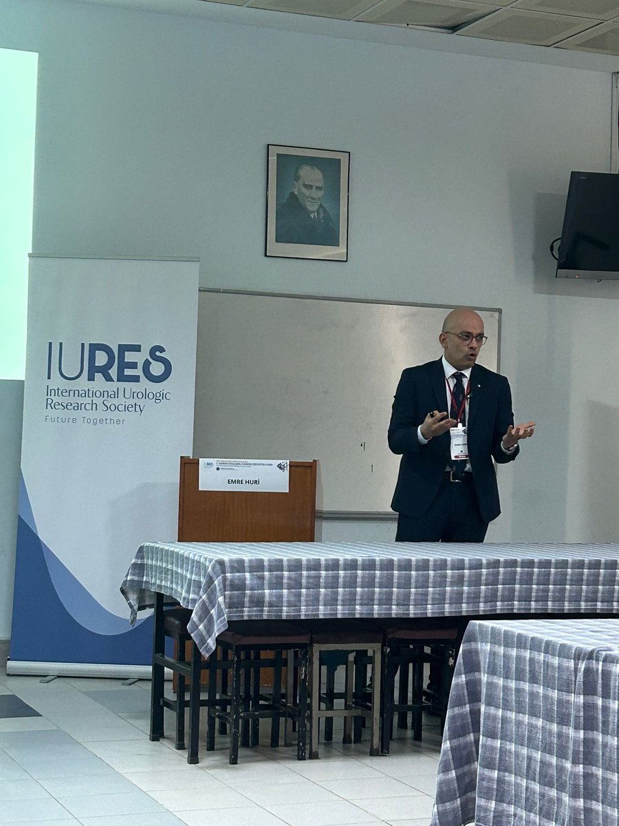 EmreHuri_MD's tweet photo. Anatomi doktora eğitimimle birlikte başlayan bu yolculukta, 16 yıldır ürolojide kadavra modeli üzerinden birçok cerrahi eğitim organize ettik. Bu süreçte eğitici olarak yer aldım; onlarca makale ve bildiri hazırladık, yaklaşık 200 organizasyonda aktif görev aldım.

Şunu çok net görüyorum: Cerrahiyi öğrenmek isteyen, özellikle genç meslektaşlarım; önce “cerrahi anatomi”yi derinlemesine anlamak, ardından cerrahi teknikleri adım adım görmek, uygulamak ve bizzat deneyimlemek istiyor. Bu kursların her dakikası bilgi ve beceriyi artırmaya odaklı olduğu için, çoğu zaman birçok kongreden daha fazla ilgi görüyor.

Bugün de IURES FuncURO ve IURES Andro özel ilgi grupları olarak Akdeniz Üniversitesi Anatomi Laboratuvarı’nda gerçekleştirdiğimiz kursumuzda, 15 farklı şehirden 30 katılımcıyı ağırladık. Büyük bir dikkat ve motivasyonla dinlediler; yorulmadan, sıkılmadan diseksiyon yaptılar. Bu kez onlar uyguladı, biz mentorluk yaptık. Herkes o diseksiyonu kendi elleriyle hissetti.

IURES çatısı altında “Kadavra Modelinde Ürolojik Cerrahi Okulu” projemizi de çok yakında hayata geçiriyoruz.

Takipte kalın.

@IURESofficial #ürolojidekadavracerrahisi 
#üroloji