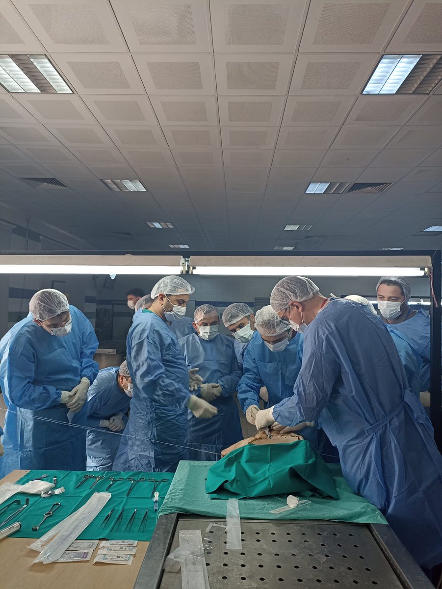 EmreHuri_MD's tweet photo. Anatomi doktora eğitimimle birlikte başlayan bu yolculukta, 16 yıldır ürolojide kadavra modeli üzerinden birçok cerrahi eğitim organize ettik. Bu süreçte eğitici olarak yer aldım; onlarca makale ve bildiri hazırladık, yaklaşık 200 organizasyonda aktif görev aldım.

Şunu çok net görüyorum: Cerrahiyi öğrenmek isteyen, özellikle genç meslektaşlarım; önce “cerrahi anatomi”yi derinlemesine anlamak, ardından cerrahi teknikleri adım adım görmek, uygulamak ve bizzat deneyimlemek istiyor. Bu kursların her dakikası bilgi ve beceriyi artırmaya odaklı olduğu için, çoğu zaman birçok kongreden daha fazla ilgi görüyor.

Bugün de IURES FuncURO ve IURES Andro özel ilgi grupları olarak Akdeniz Üniversitesi Anatomi Laboratuvarı’nda gerçekleştirdiğimiz kursumuzda, 15 farklı şehirden 30 katılımcıyı ağırladık. Büyük bir dikkat ve motivasyonla dinlediler; yorulmadan, sıkılmadan diseksiyon yaptılar. Bu kez onlar uyguladı, biz mentorluk yaptık. Herkes o diseksiyonu kendi elleriyle hissetti.

IURES çatısı altında “Kadavra Modelinde Ürolojik Cerrahi Okulu” projemizi de çok yakında hayata geçiriyoruz.

Takipte kalın.

@IURESofficial #ürolojidekadavracerrahisi 
#üroloji