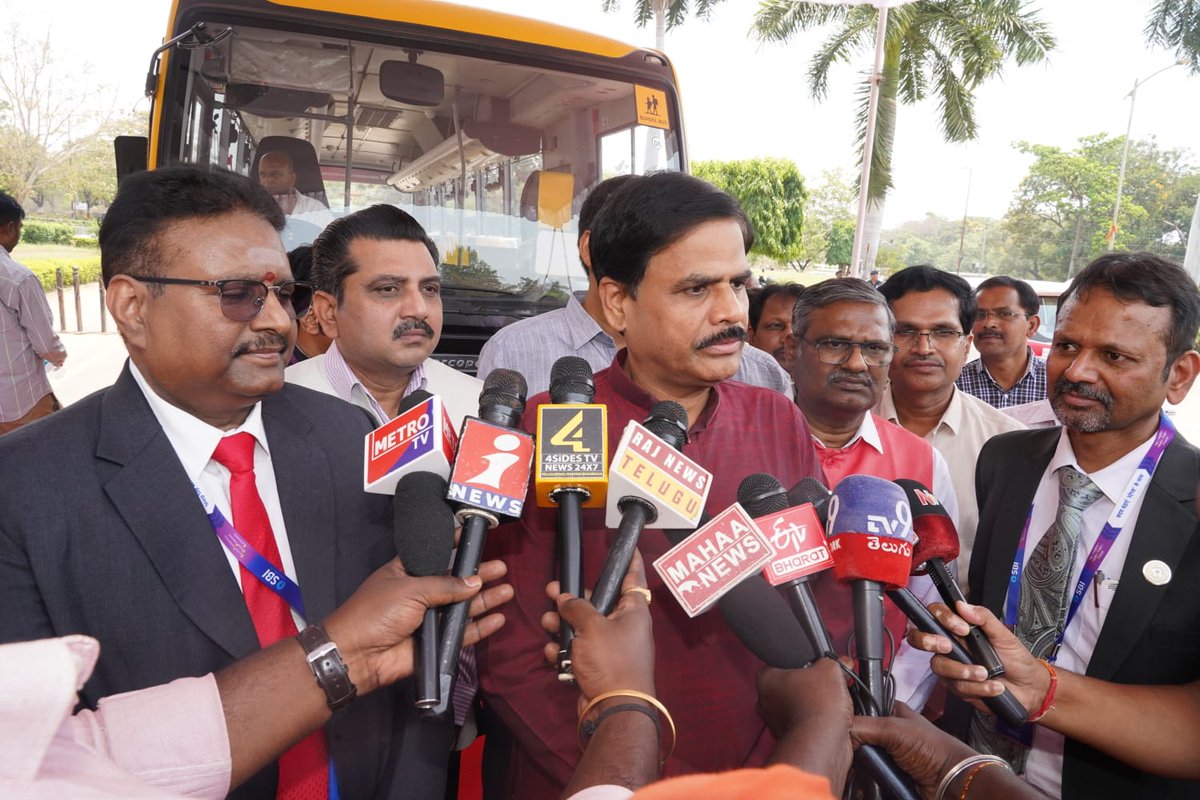 osmania1917's tweet image. A proud moment for Osmania University!

SBI contributes ₹1 Crore under CSR, gifting 3 buses (1 AC + 2 non-AC) to enhance student mobility 🚍

A perfect blend of legacy, responsibility &amp;amp; student empowerment.

#OsmaniaUniversity #SBI #CSR #Hyderabad #Education