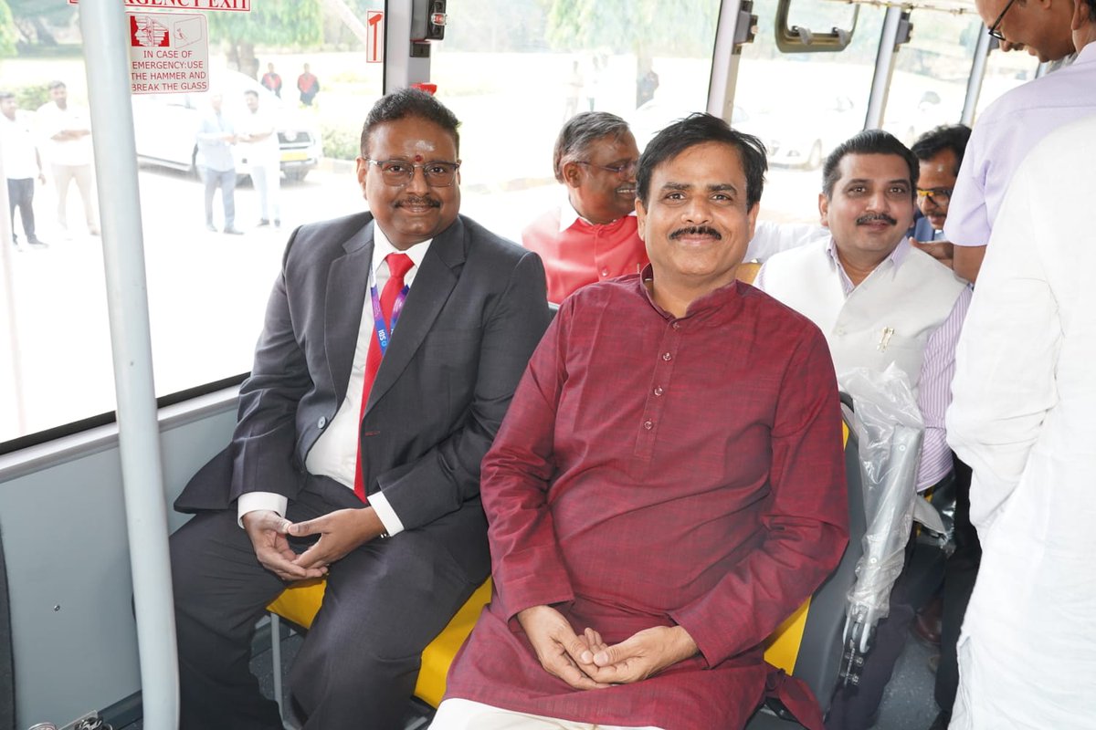 osmania1917's tweet image. A proud moment for Osmania University!

SBI contributes ₹1 Crore under CSR, gifting 3 buses (1 AC + 2 non-AC) to enhance student mobility 🚍

A perfect blend of legacy, responsibility &amp;amp; student empowerment.

#OsmaniaUniversity #SBI #CSR #Hyderabad #Education