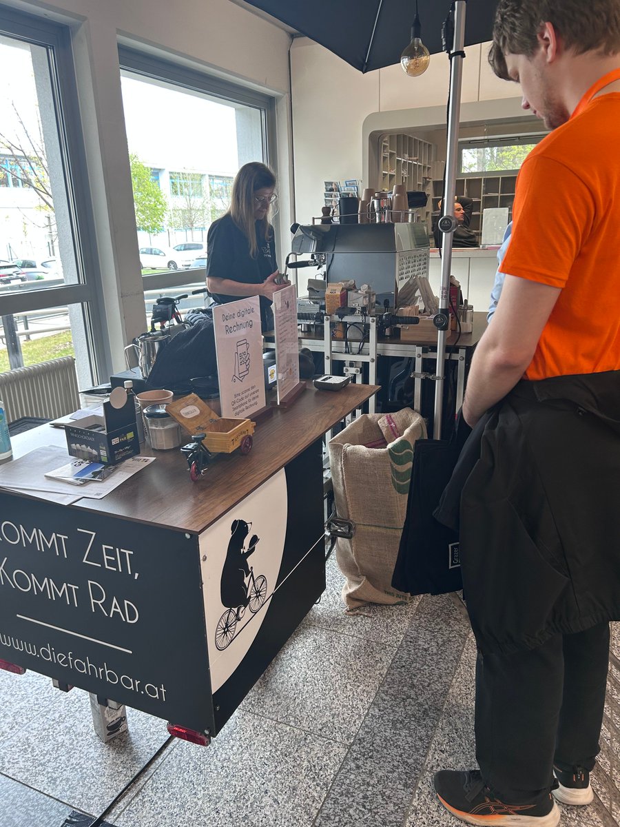 linuxtage's tweet photo. Hungrig? 🍽️

Dann ist jetzt der perfekte Zeitpunkt für eine Pause!

Unsere Essensstände versorgen euch mit allem, was ihr für die nächsten Talks braucht.

👉 Im Bereich des Frontdesks (Raum 25d) bekommt ihr Mittagessen, Kaffee, Kuchen, Getränke und Eis!

#GLT26 https://t.co/uokK3eOUuo
