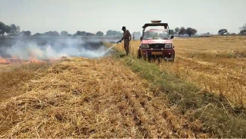 bstvlive's tweet image. झांसी 

➡झांली में खेतों में लगी भीषण आग
➡कई खेत आग की चपेट में आए
➡किसानों ने खुद बुझाने की कोशिश की
➡फायर ब्रिगेड ने कड़ी मशक्कत के बाद पाया काबू
➡4 बीघा गेहूं की कटी फसल जलकर राख
➡पूंछ क्षेत्र के ग्राम मबूसा का पूरा मामला 

#Jhansi #Fire #WheatCrop @fireserviceup