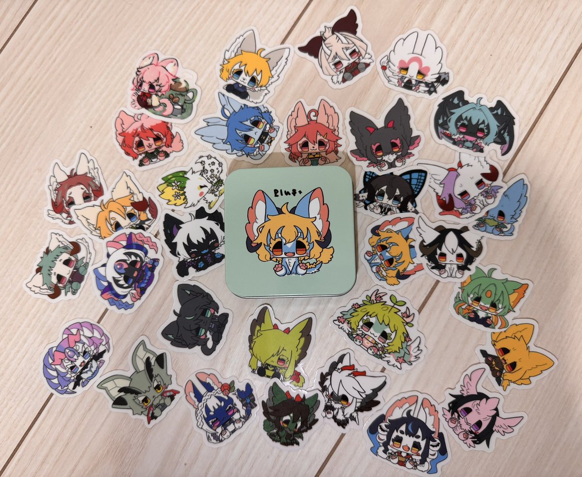 xxxpipisan's tweet photo. 自キャラほぼ全員フレークシールです！紙が白だけどシール自体は透明だよ！
自分が欲しくて作ったから需要が謎すぎるので缶入は少なめ、普通のopp入りと2パターンの予定です。
イラスト:いのぽけ様（@inopoke ）ありがとうございます😭
#関西けもケット11 https://t.co/M56qDUvaKH