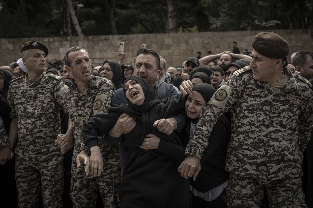 anadoluimages's tweet photo. People attend a funeral ceremony for 13 security personnel, who lost their life in Israeli airstrikes near a government complex and a State Security office, in Sidon, Lebanon https://t.co/XNGeLfWtZp 

📸: Murat Şengül https://t.co/qo5DLQTNlY