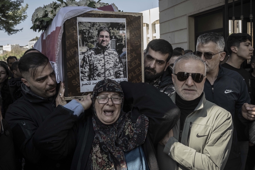 anadoluimages's tweet photo. People attend a funeral ceremony for 13 security personnel, who lost their life in Israeli airstrikes near a government complex and a State Security office, in Sidon, Lebanon https://t.co/XNGeLfWtZp 

📸: Murat Şengül https://t.co/qo5DLQTNlY