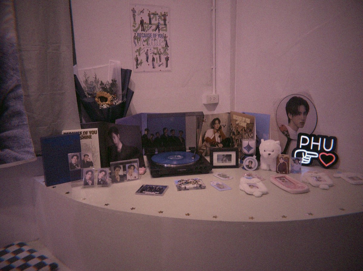 hvbluex's tweet photo. น่ารักอบอุ่นเหมือนเดิมเยยยแงง ㅠㅠ มีแต่ภูๆเต็มไปหมดดทุกมุมถ่ายทอดออกมาได้เป็นอย่างดีมากก ปล.น้ำส้มอัญชันอาหย่อยสุบบ 🥺🎂🌟💗
#PHUTATCHAI
#HappyPHUTATCHAIday
#PHUTATCHAI21stHallofFame https://t.co/q0cGqijhlQ