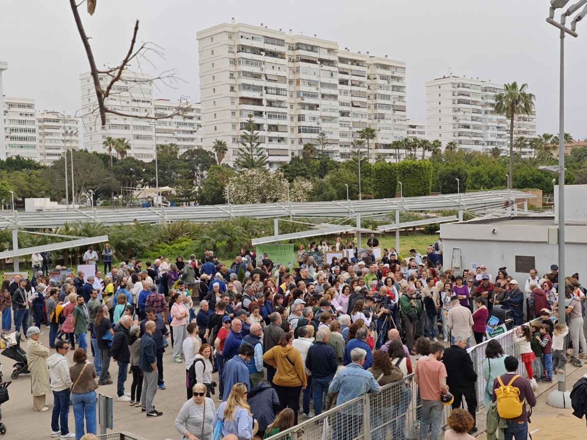 Ernesto_Alba's tweet photo. Con las vecinas de mi barrio, defendiendo el Parque del Oeste.
El PP pretende quitar pistas deportivas y reducir  zonas verdes para poner hormigón. 

Pero aquí hay un barrio en pie que ya le dobló el pulso al ayuntamiento con el Festival de las Linternas y que volverá a hacerlo. https://t.co/ovC5ClX3Wz