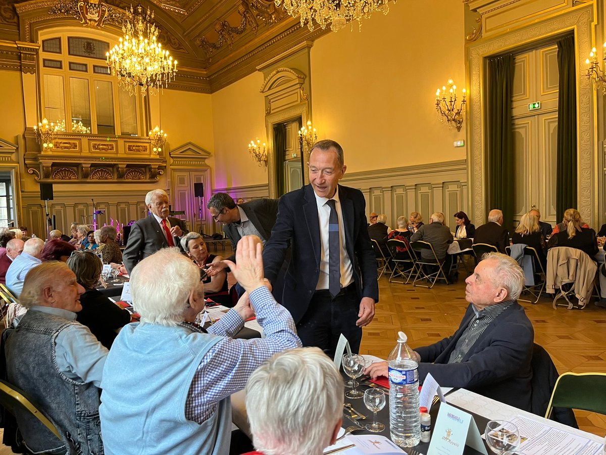 FrancoisDagnaud's tweet photo. Honoré d’accueillir avec @Fr_Bechieau le repas annuel de la FNACA en mairie du 19e : une belle communauté humaine qui accueille toutes les délégations de Paris et d’île-de-France au service de la mémoire, de la solidarité et de la convivialité ! Merci à tous les bénévoles. https://t.co/jXDxeZx0AE