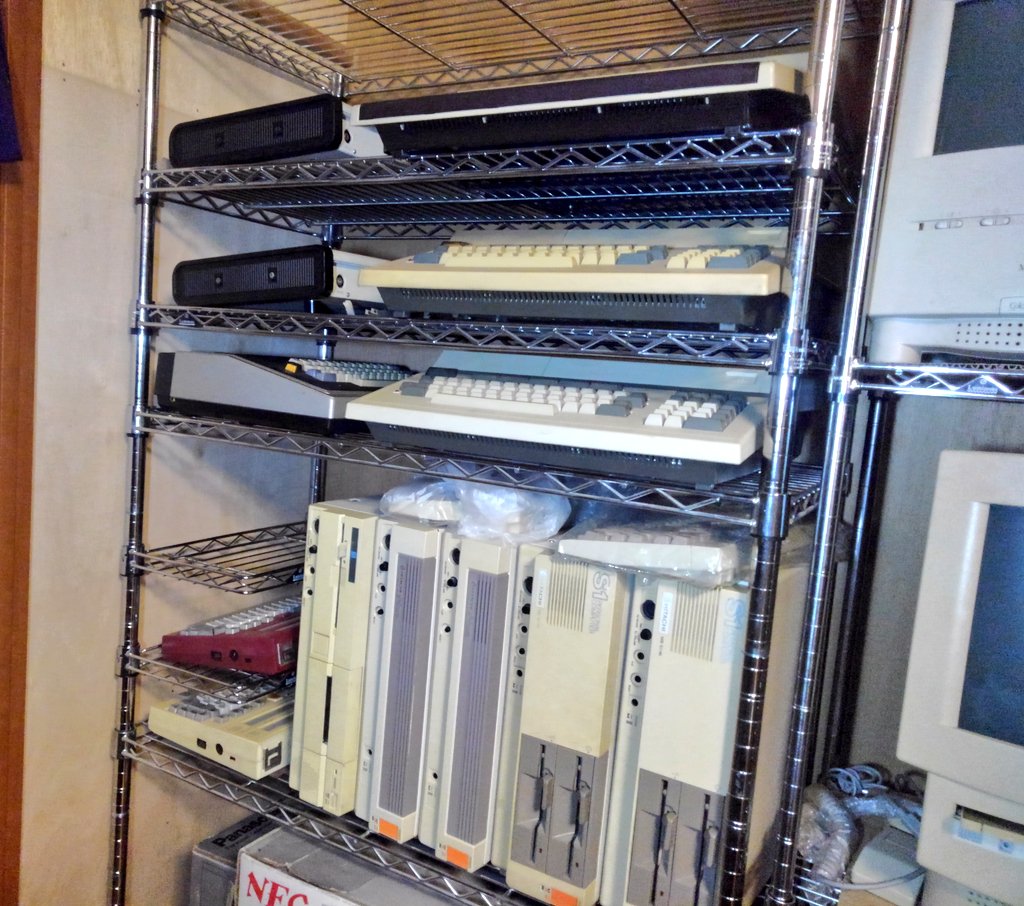 toshitada1973's tweet image. 保管棚の製作記録になっちゃってるな…日立機集合! S1は見た目より軽いんだけど、強度に問題があるよね。#S1 #来夢来人　#H1 #ベーシックマスター