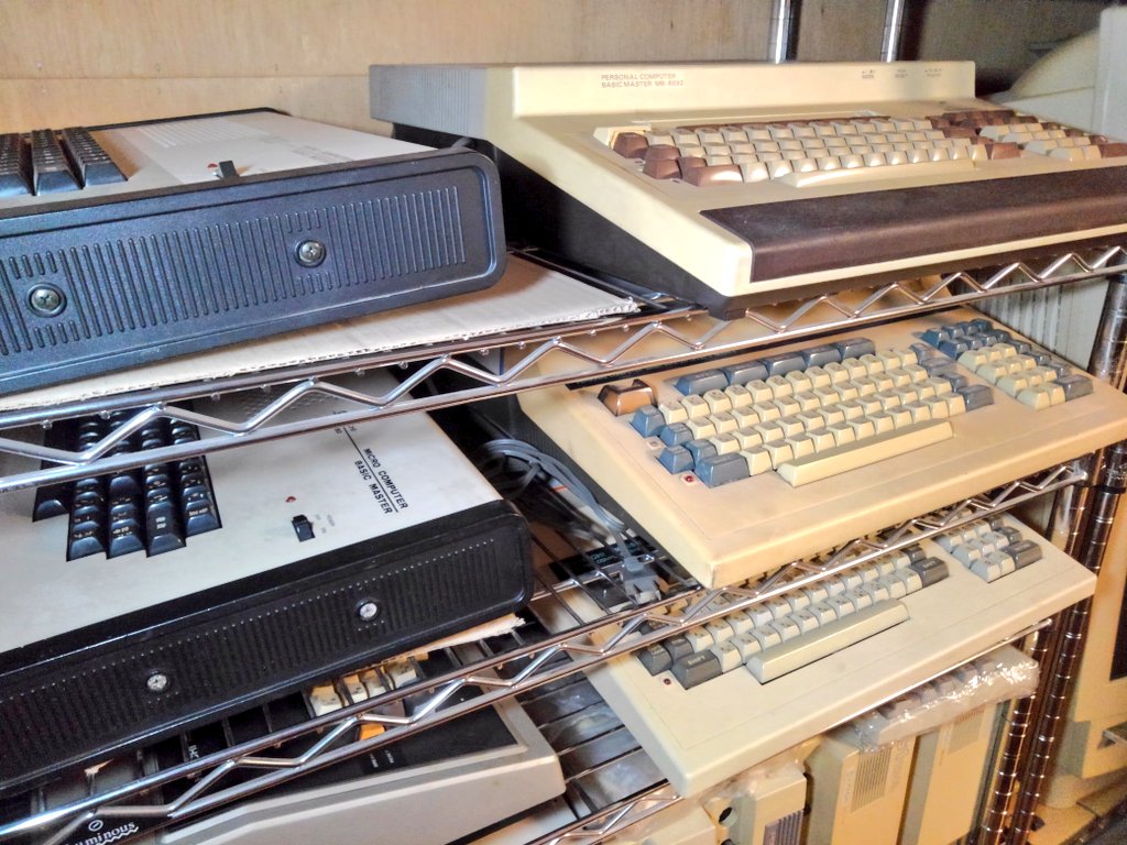 toshitada1973's tweet image. 保管棚の製作記録になっちゃってるな…日立機集合! S1は見た目より軽いんだけど、強度に問題があるよね。#S1 #来夢来人　#H1 #ベーシックマスター