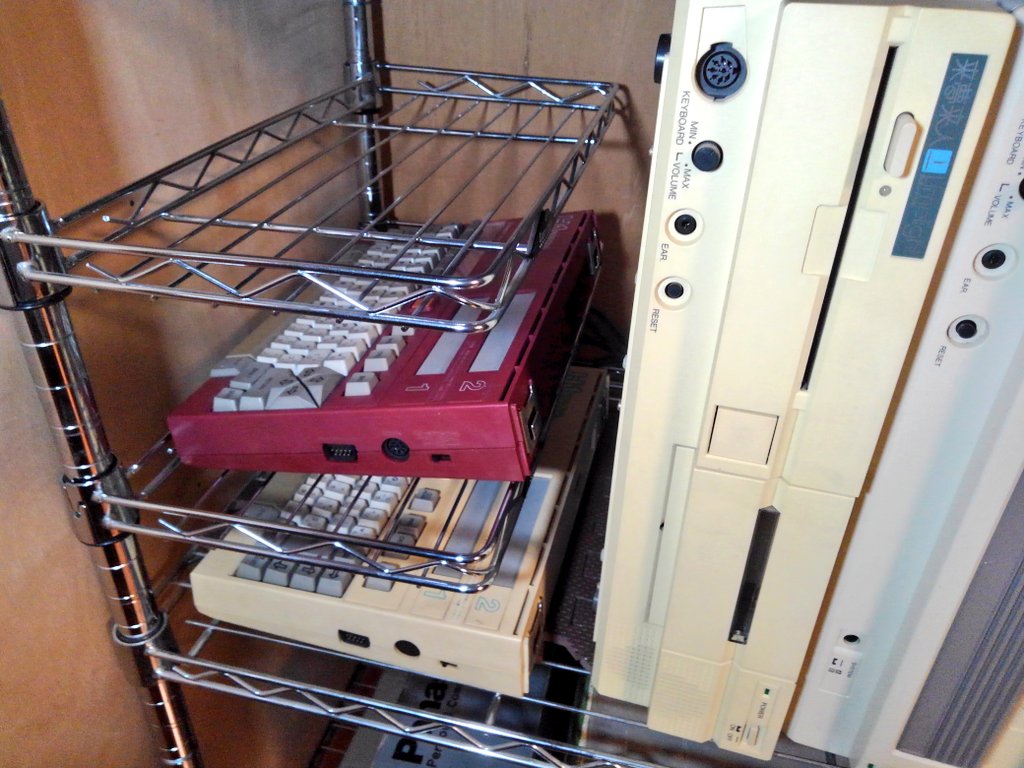 toshitada1973's tweet image. 保管棚の製作記録になっちゃってるな…日立機集合! S1は見た目より軽いんだけど、強度に問題があるよね。#S1 #来夢来人　#H1 #ベーシックマスター