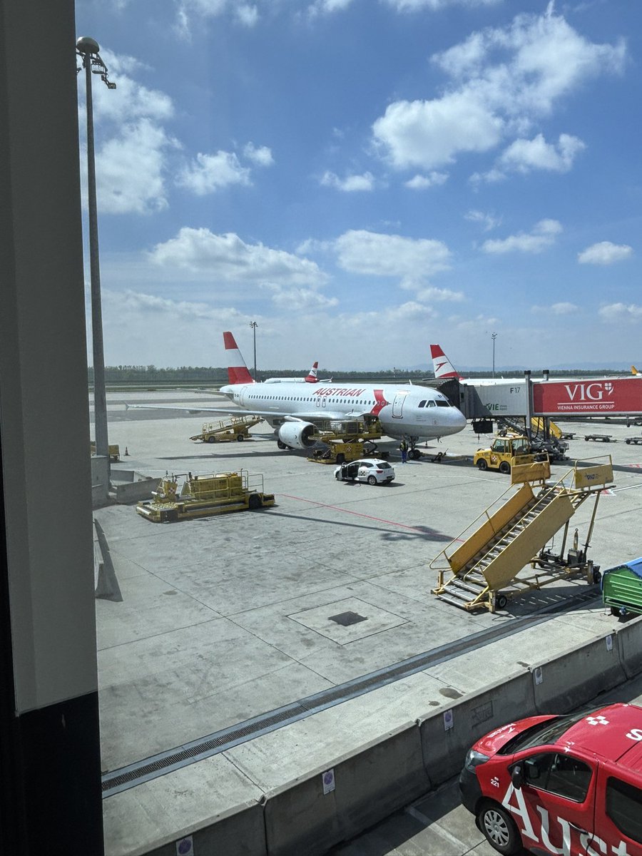 MicJagster's tweet photo. Austrian Airlines, besser in der Luft als im Keller. https://t.co/2Ua6rMBITb