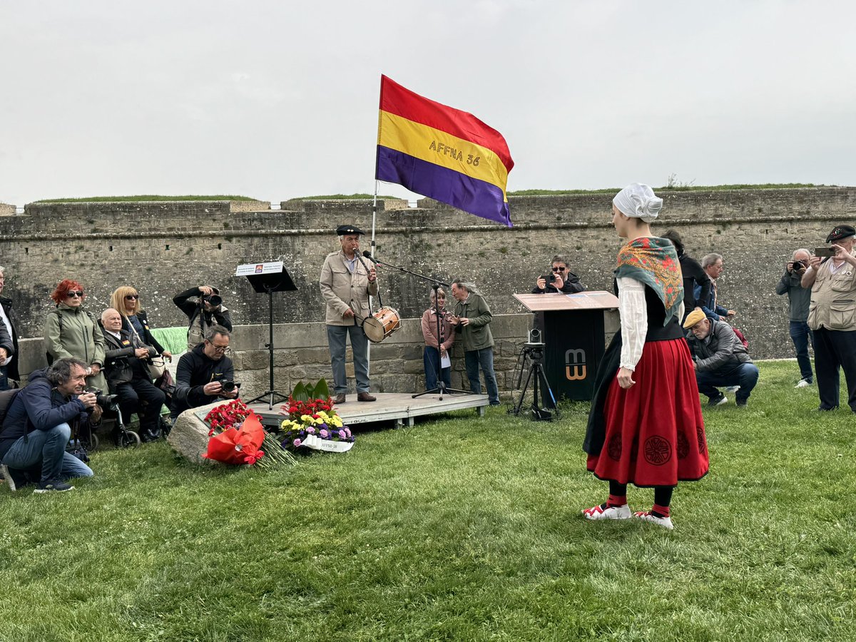 GeroaBaiIrunea's tweet image. 🌹 Recordamos a las personas fusiladas tras el Golpe de Estado de 1936 en #Iruña. Personas que lucharon por la #democracia y la #libertad.

♥️ Gure betebeharra da iragana ez ahaztea.

#Egia, #justizia eta #erreparazioa.