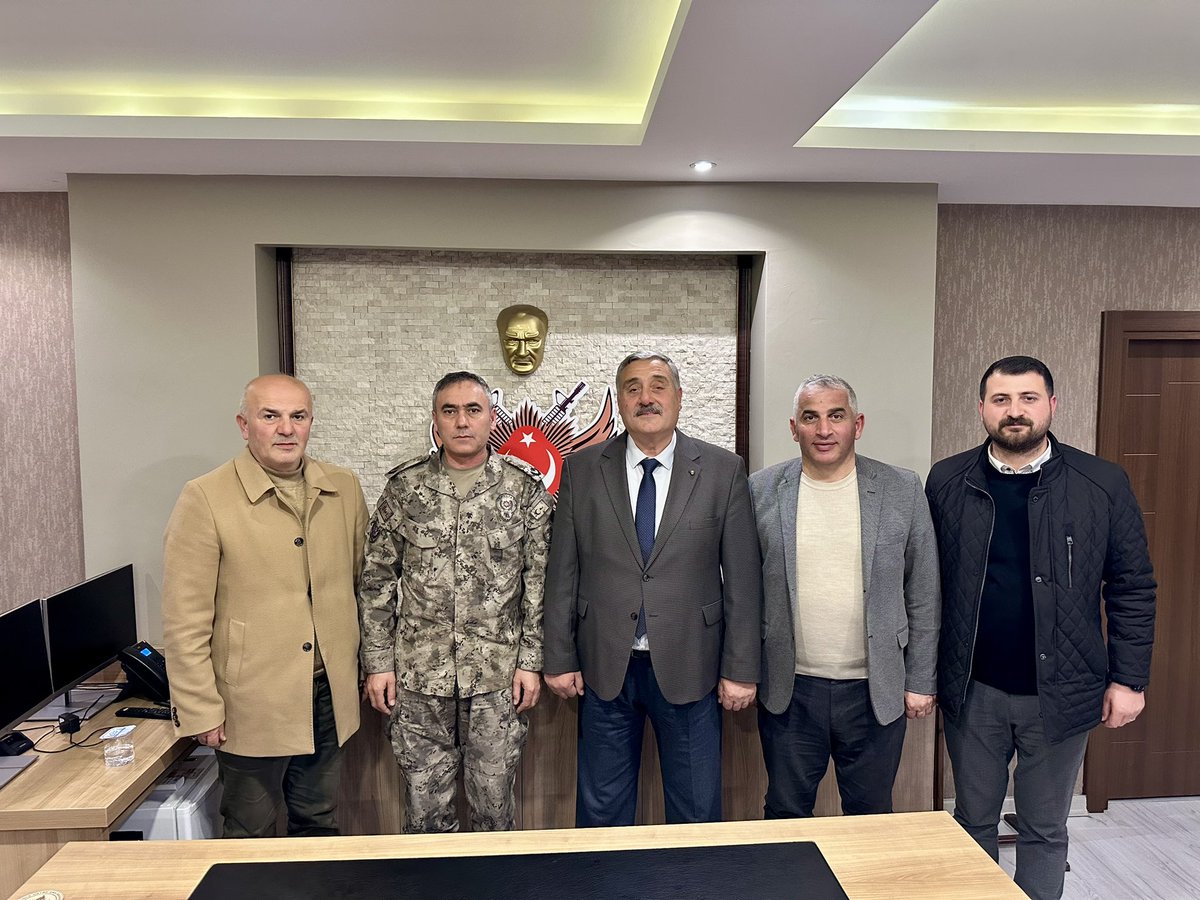 ahmetonal2541's tweet photo. Polis Haftası dolayısıyla, Kocaeli Özel Harekat Şube Müdürlüğü’nde Şube Müdürümüz Emniyet Amiri Alparslan bey ve kıymetli teşkilat mensuplarıyla bir araya geldik.

Kahraman polislerimizin haftasını tebrik ediyor, aziz şehitlerimizi rahmetle anıyor, gazilerimize şükran sunuyoruz. https://t.co/XM8ijtNQb4