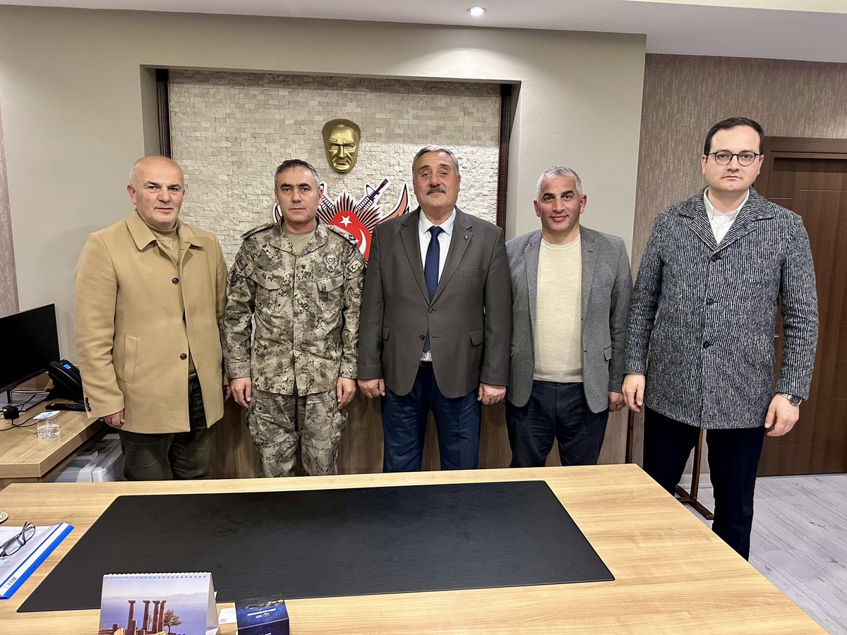 ahmetonal2541's tweet photo. Polis Haftası dolayısıyla, Kocaeli Özel Harekat Şube Müdürlüğü’nde Şube Müdürümüz Emniyet Amiri Alparslan bey ve kıymetli teşkilat mensuplarıyla bir araya geldik.

Kahraman polislerimizin haftasını tebrik ediyor, aziz şehitlerimizi rahmetle anıyor, gazilerimize şükran sunuyoruz. https://t.co/XM8ijtNQb4