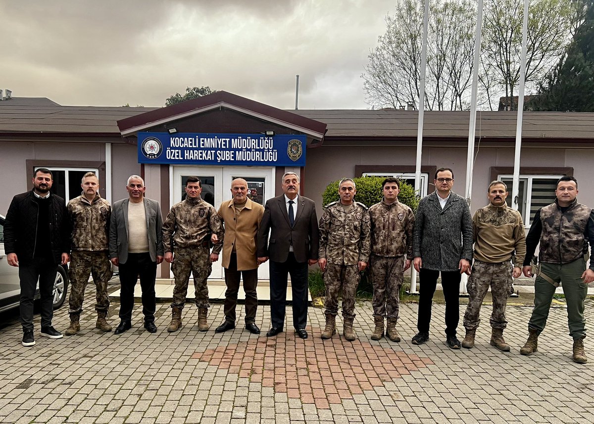 ahmetonal2541's tweet photo. Polis Haftası dolayısıyla, Kocaeli Özel Harekat Şube Müdürlüğü’nde Şube Müdürümüz Emniyet Amiri Alparslan bey ve kıymetli teşkilat mensuplarıyla bir araya geldik.

Kahraman polislerimizin haftasını tebrik ediyor, aziz şehitlerimizi rahmetle anıyor, gazilerimize şükran sunuyoruz. https://t.co/XM8ijtNQb4