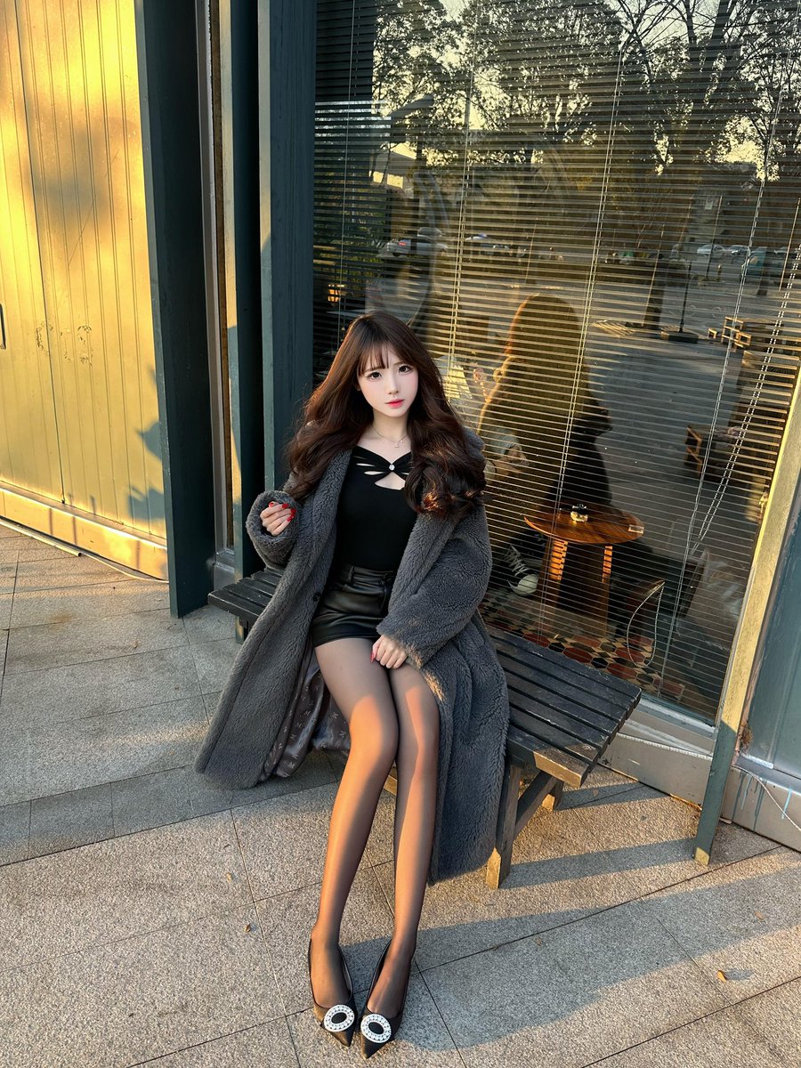 qaq_chichi's tweet photo. 傻兮兮的！
就我一个人抓住了冬天的尾巴
大家都短袖了
我还穿了个大衣
哈哈哈
另类的高��头率！
另外这个敏感内容怎么关掉啊！
#女大 #黑丝 https://t.co/WwUvatBgm0