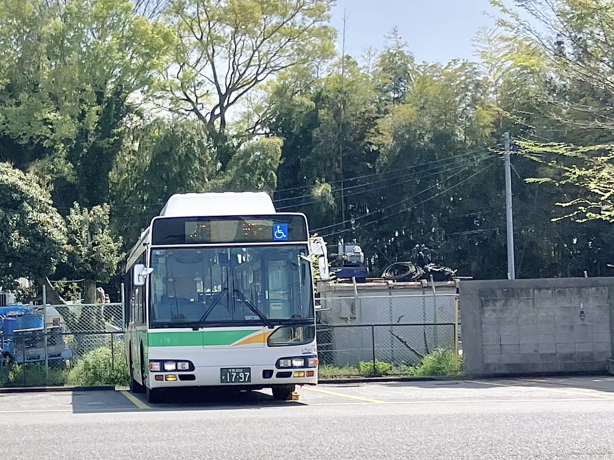 9p2zrsoQf2kiOa8's tweet photo. 京成バス千葉イースト、中野営業所
2026.4.10
廃車体は4台で、すべてノンステップ車。
新車と、旧千葉交通カラーの6471が目立つ。
今やBRCより新車や6471のほうが千葉駅に現れる。
少しずつ変わって来ました https://t.co/LdlllkIzep
