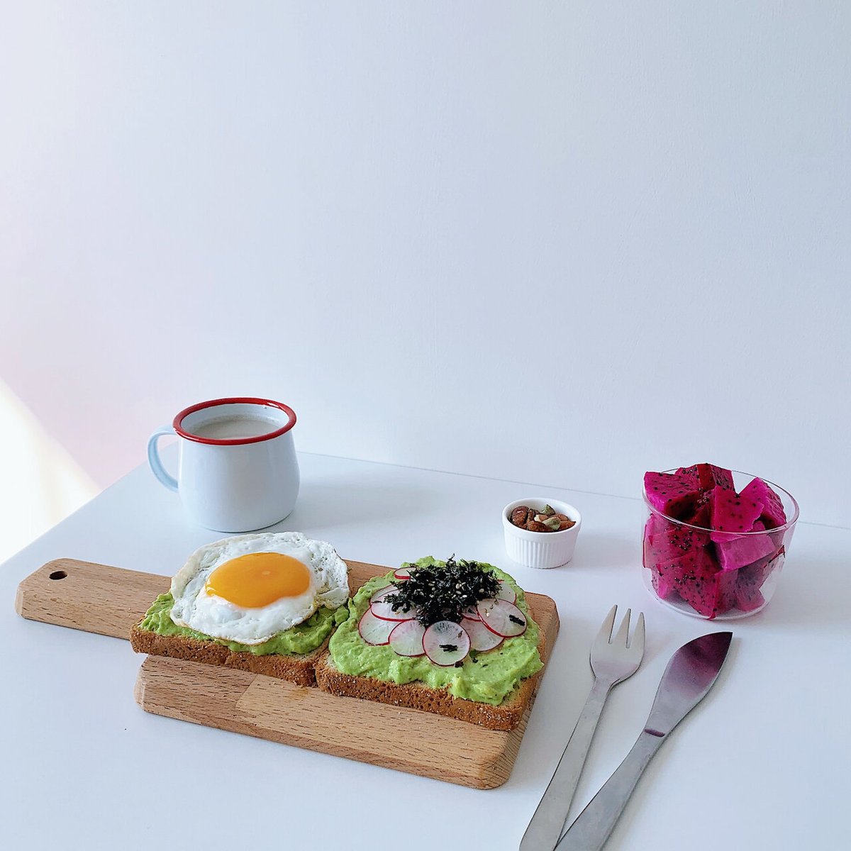 RaFhElZiNhO's tweet image. "Sunny side up eggs + avocado toast + cherry tomatoes = my lazy Sunday brunch win  #BrunchVibes #EasyEats"