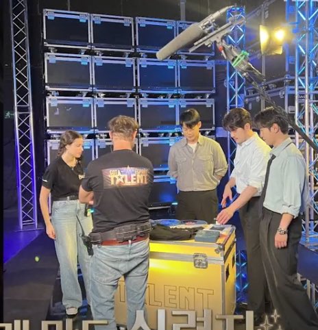 시시포엠 앨범이랑 우치와 먼데티 소개하는 건가??