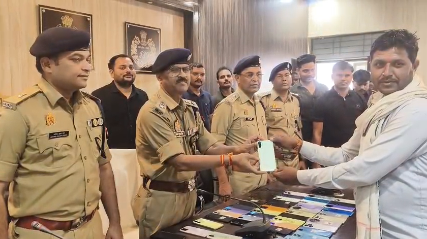 bstvlive's tweet image. चित्रकूट 

➡पुलिस ने गुमशुदा मोबाइल किए बरामद 
➡51 गुमशुदा मोबाइल किए बरामद
➡पुलिस ने मालिकों को सौंपे फोन
➡7.20 लाख कीमत के फोन रिकवर किए 
➡एसपी के निर्देशन में कार्रवाई हुई

#Chitrakoot #Police #Recovery @chitrakootpol