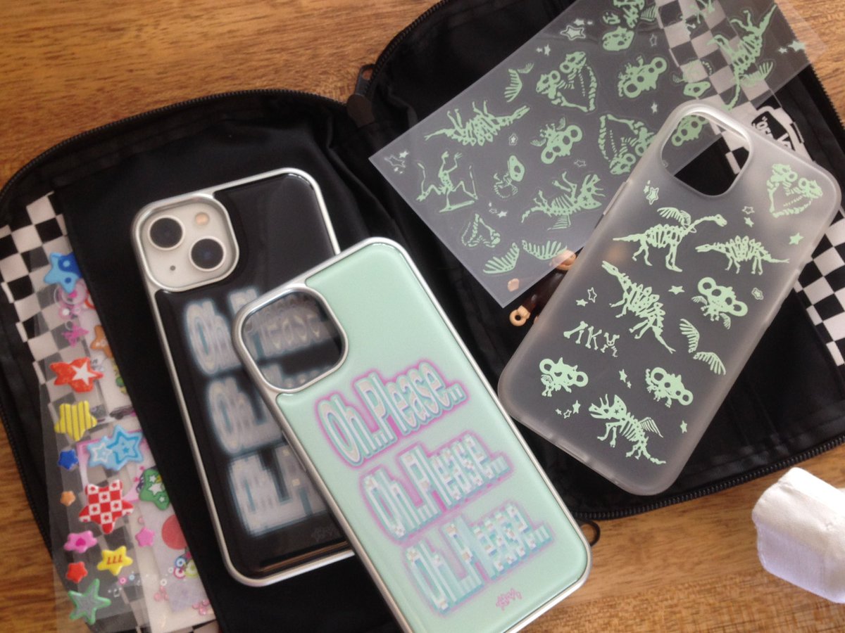 kkingkkang122's tweet image. 검은색 폰이신 분들이 종종 착샷 어떤지 여쭤보셔서 조만간 검정폰 착샷도 가져와볼게요! 근데 블랙폰이면 그래픽이 더 잘 보여서 이쁠거 같아요 ㄷㄷ