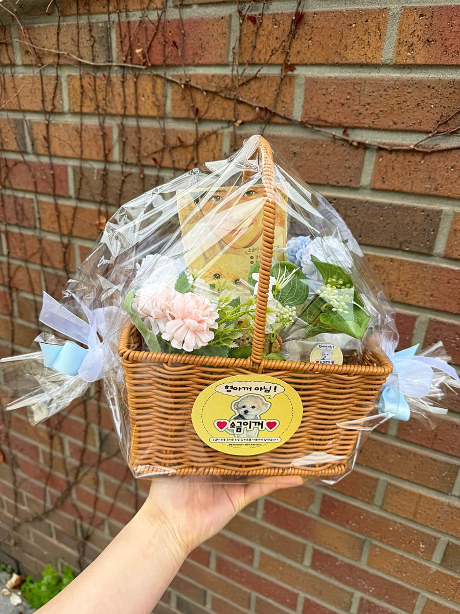 kimseonhomexico's tweet photo. Special sets for the MC &amp; Fantagio manager 🎁
And a sweet gift for Seogumi 🍪🐶

This is just the beginning 🫶🏻 

#KimSeonHo #김선호 #KimSeonHoFCMexico
#LOVE_FACTORY_ASIATOUR #LOVE_FACTORY https://t.co/zGJB5uJVNs
